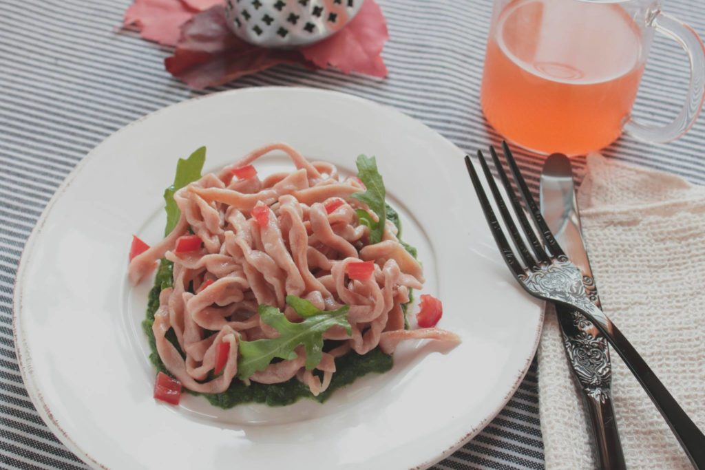 Tagliatelle rosa su pesto alla rucola