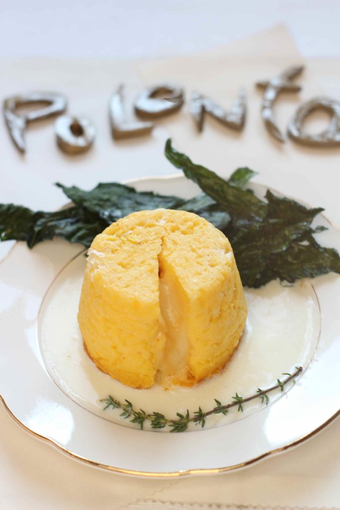 Una ricetta originale di polenta servita a forma di un elegante tortino.